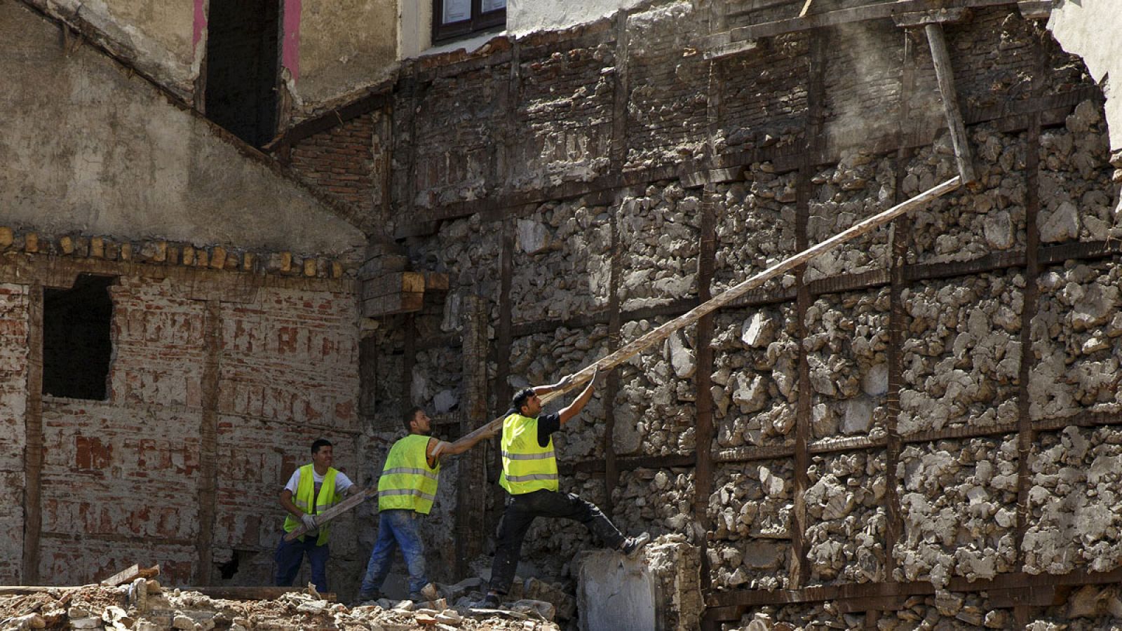 Imagen de unos obreros trabajando en Madrid