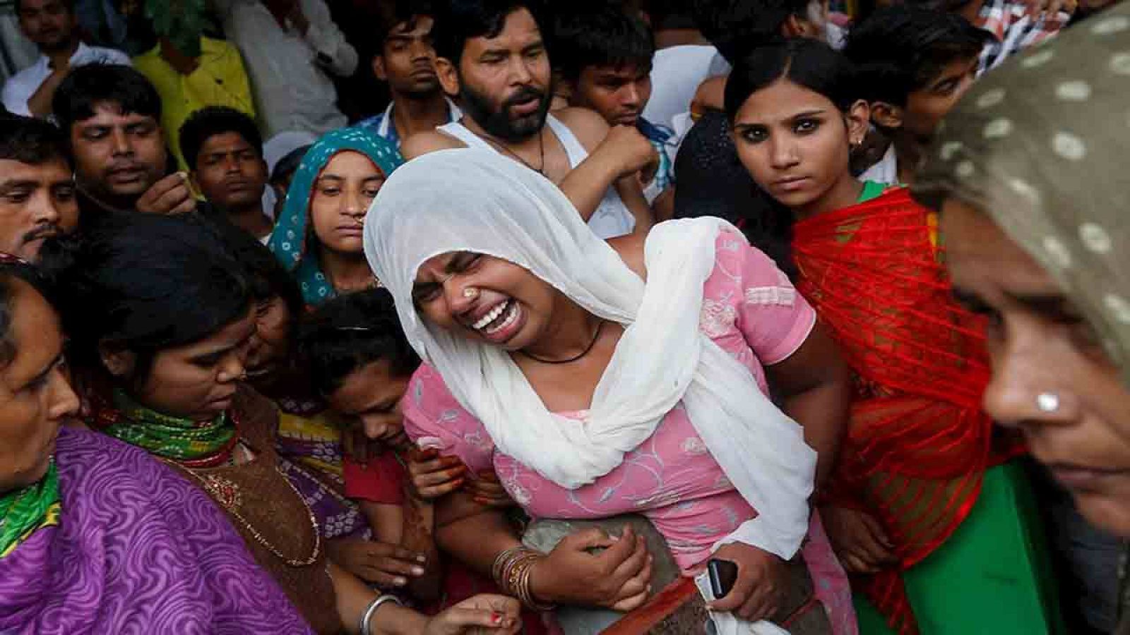 Una mujer llora la pérdida de un familiar 
