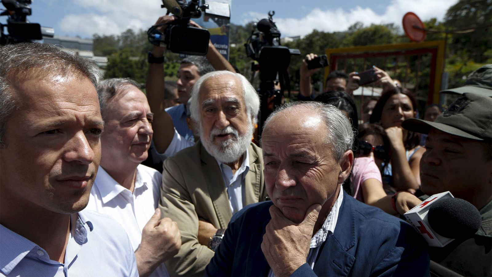 Los senadores españoles Andrés Gil, Iñaki Anasagasti, Josep Maldonado y Dionisio García Carnero, en la puerta de la prisión de Ramo Verde, en Venezuela.