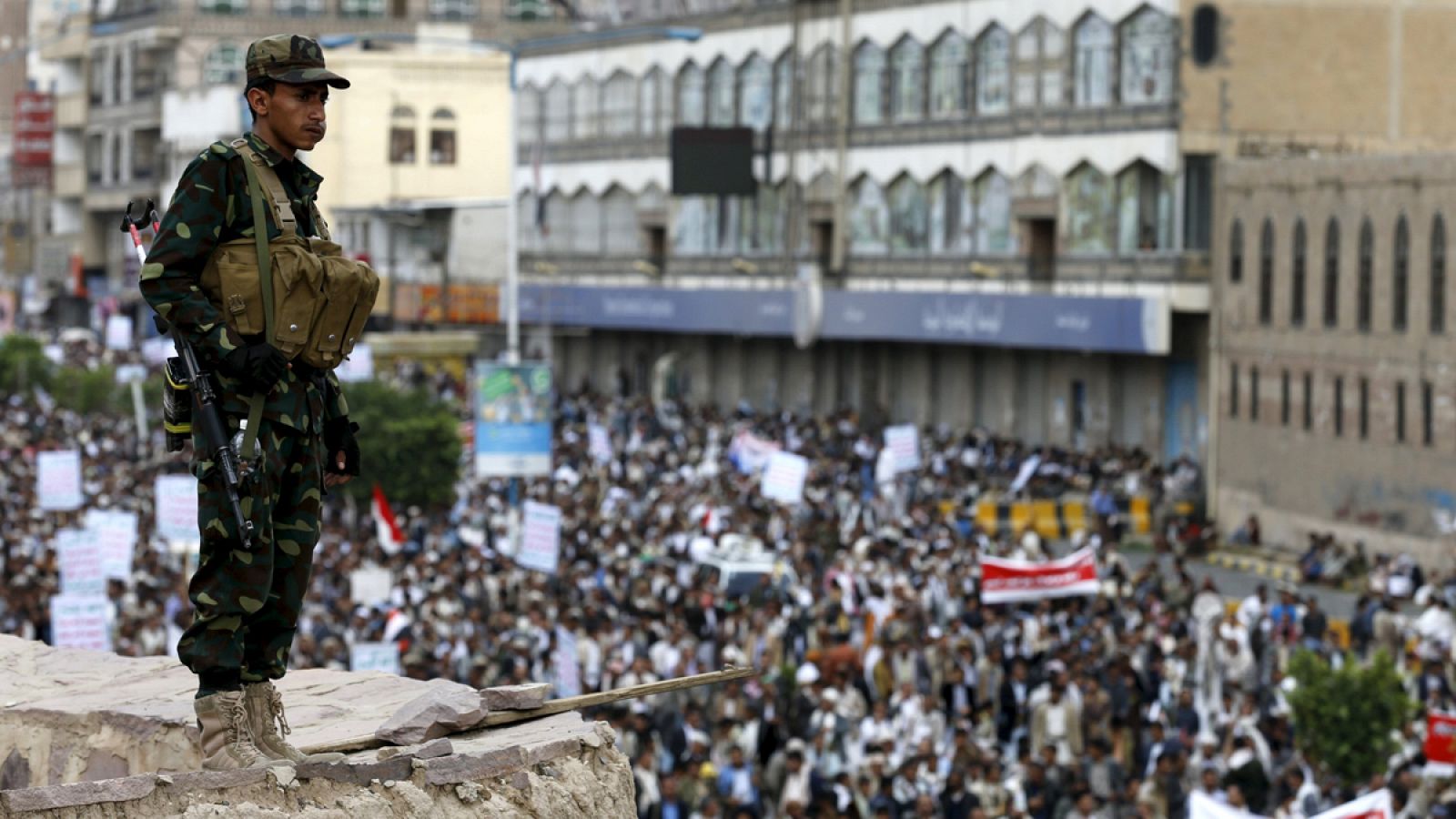 Un soldado de las fuerzas hutíes vigila una manifestación en contra de los ataques aéreos de la coalición liderada por arabia Saudí en Shaná.