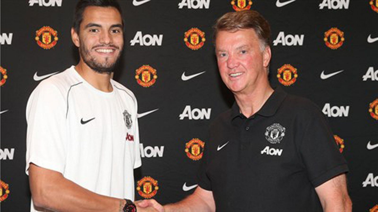 Sergio Romero y Louis Van Gaal estrechan sus manos