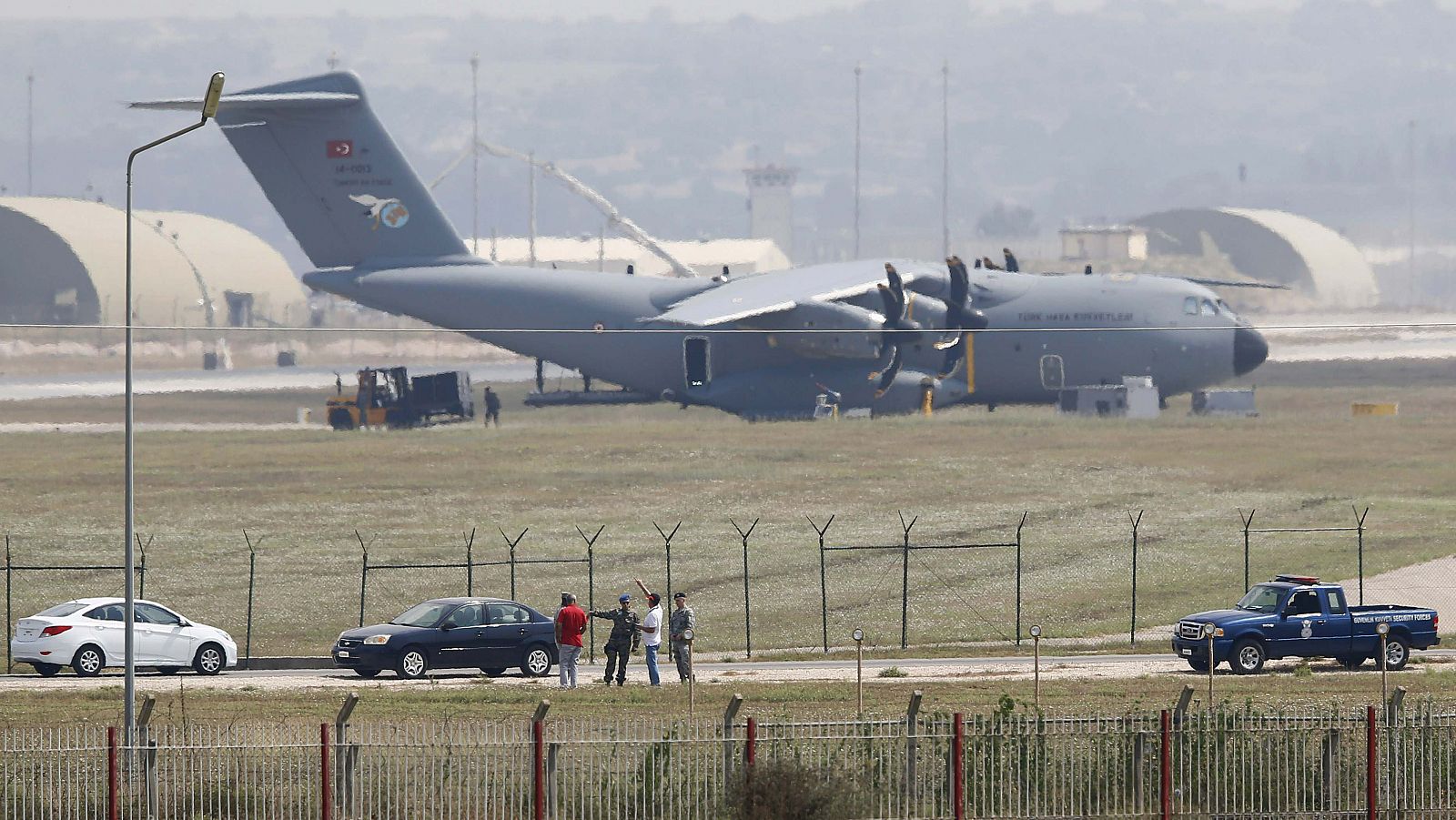 Soldados turcos y estadounidenses, con un Air Force A400M al fondo