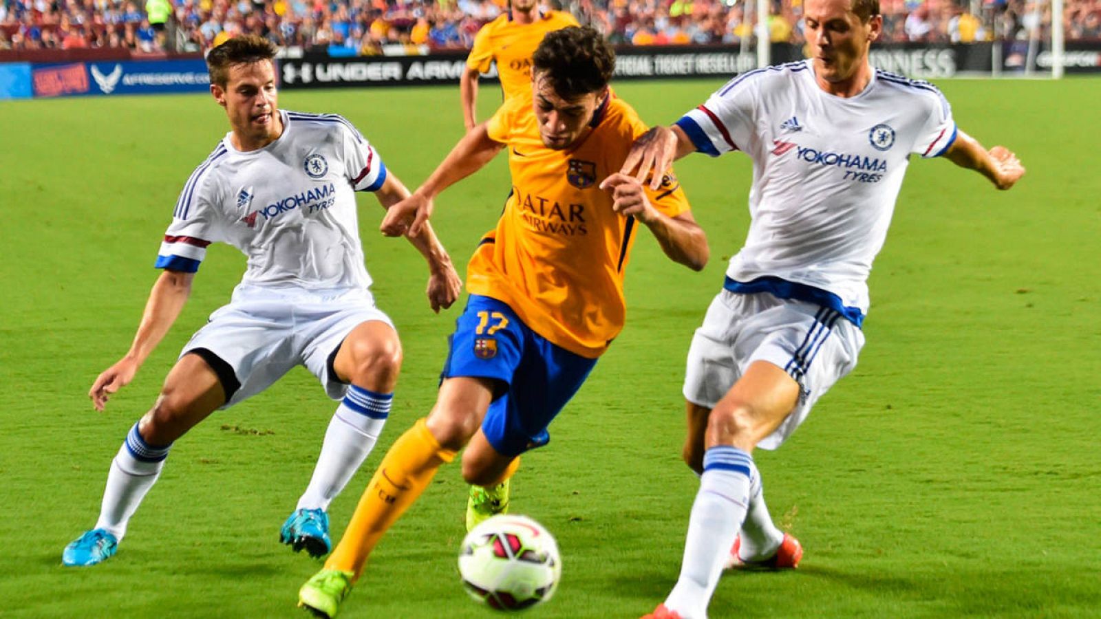 El jugador del F C Barcelona Munir disputa el balón con Azpilicueta  y Cahill, del Chelsea.