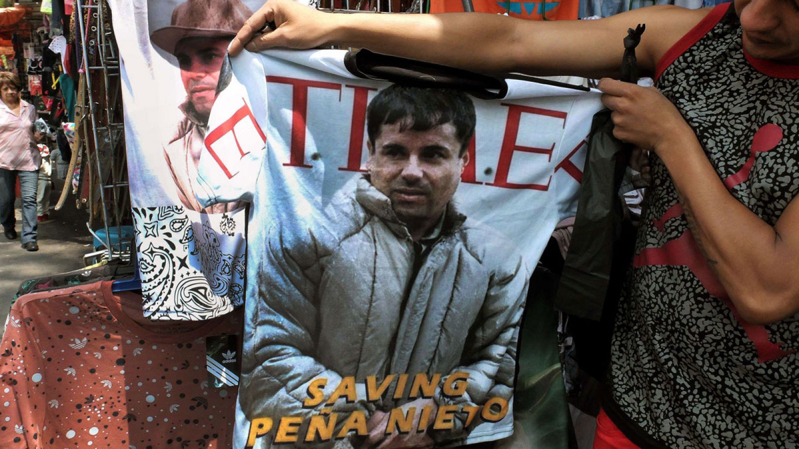 Un vendedor muestra una camiseta con la cara de El Chapo Guzmán