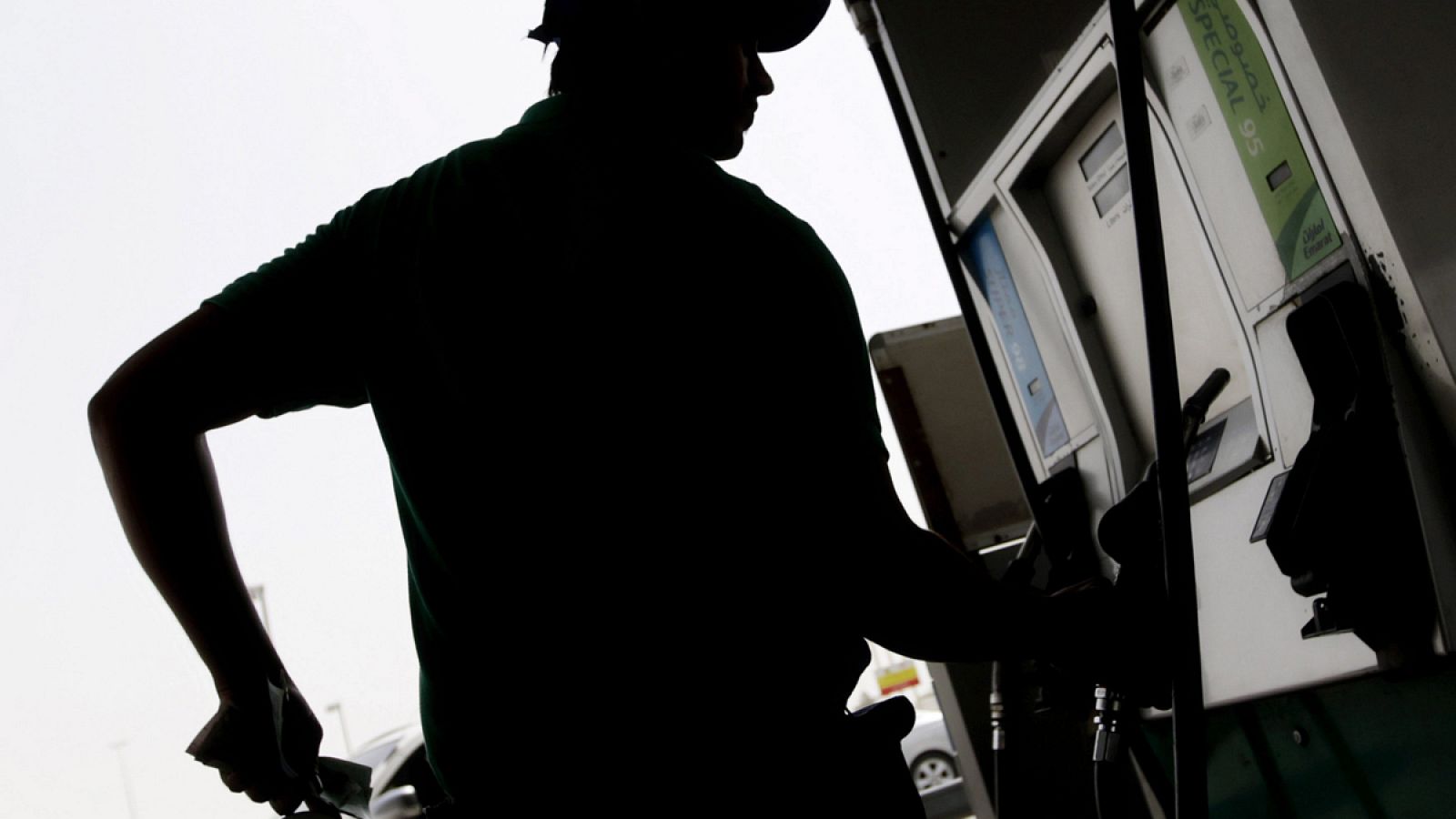 Un hombre reposta combustible en una gasolinera