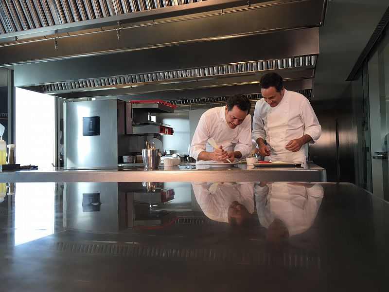 Javier y Sergio, los gemelos Torres, trabajando en la cocina