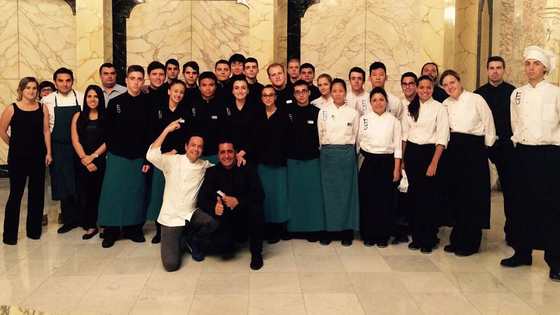 Javier y Sergio posan junto al equipo a cargo del restaurante del Festival de música de Pedralbes, en Barcelona.