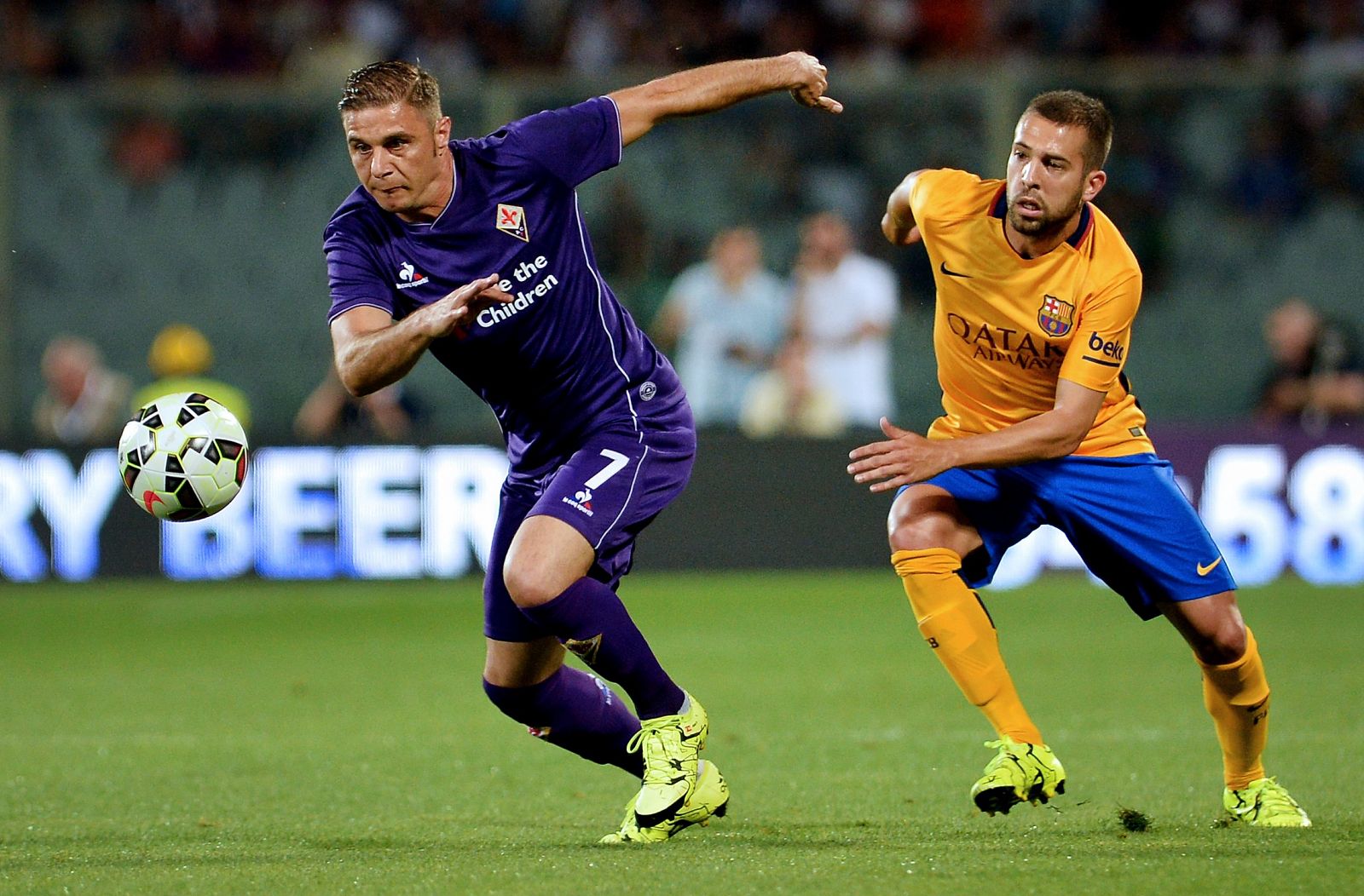 Jordi Alba defiende a Joaquín durante el partido.