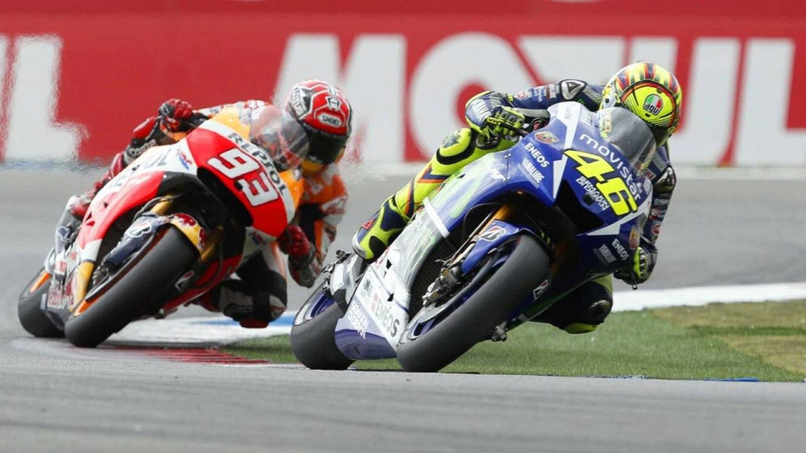 Rossi y Márquez pugnan por la victoria en el circuito de Assen