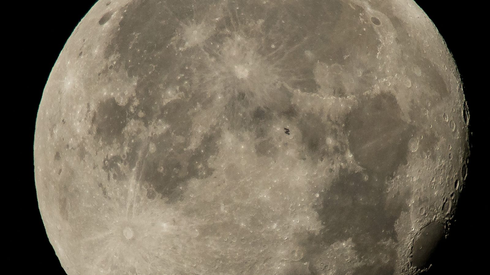 Esa pequeña z sobre la Luna es la Estación Espacial Internacional