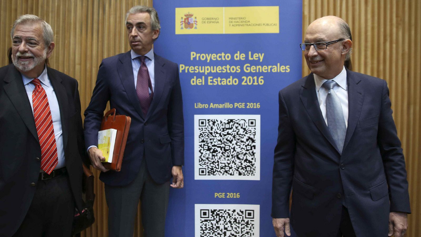 El ministro de Hacienda, Cristóbal Montoro, acompañado por el secretario de Estado de Hacienda, Miguel Ferré, y el secretario de Estado de Administraciones Públicas, Antonio Beteta