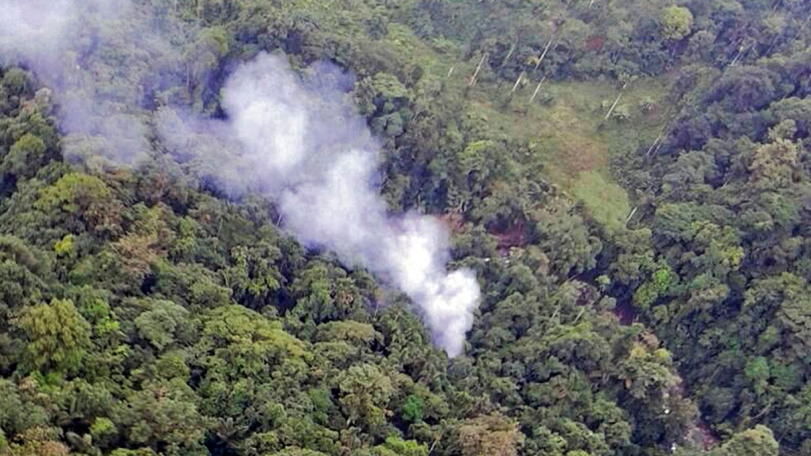 Fotografía facilitada por la policía colombiana que muestra el lugar donde se ha accidentado un helicóptero militar con 18 agentes a bordo en la región de Antioquia.