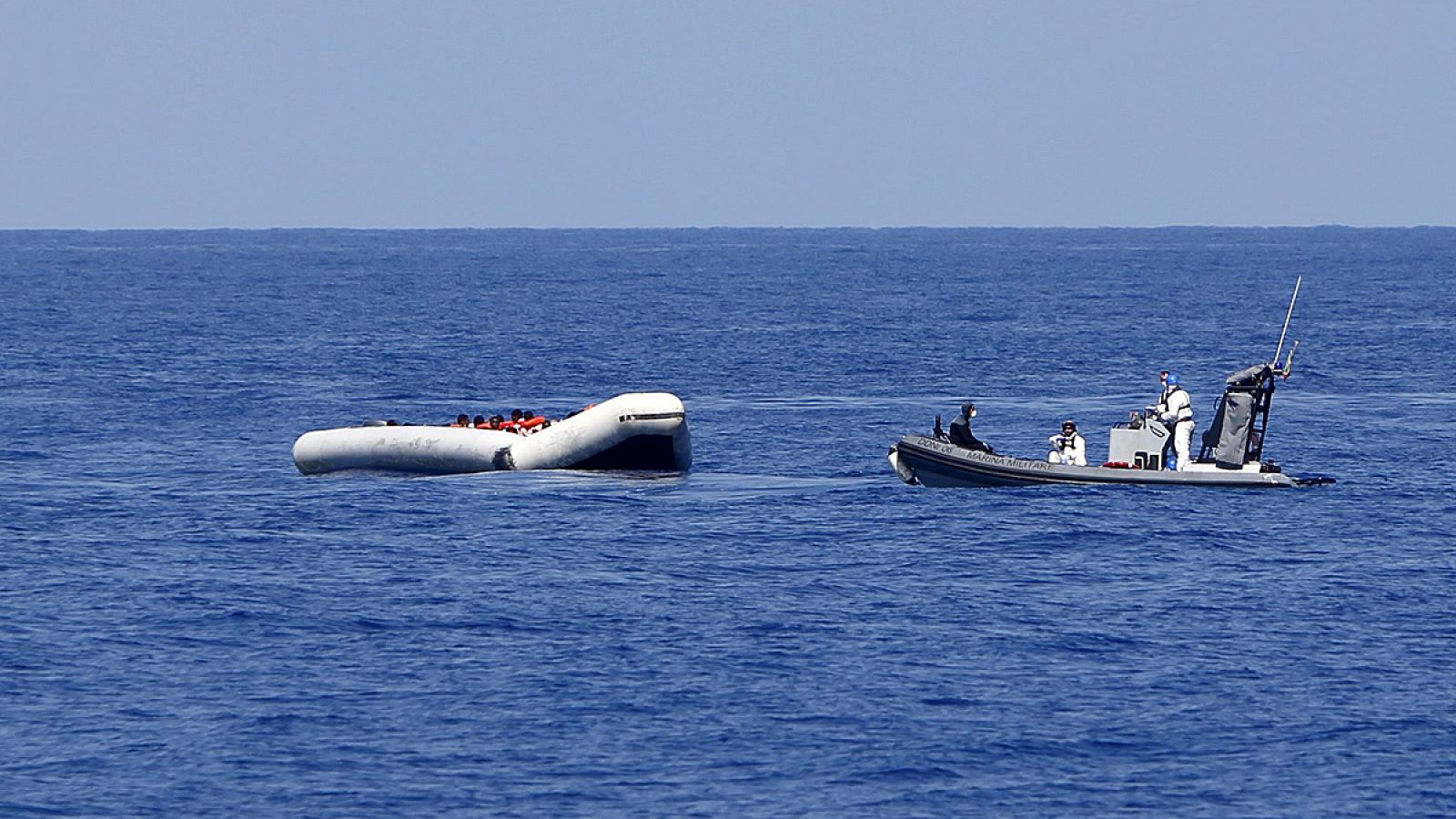 Una lancha del barco italiano "Francesco Mimbelli" rescata a varias personas de una barca hinchable frente a la costa de Libia, el 6 de agosto. REUTERS/Darrin Zammit Lupi