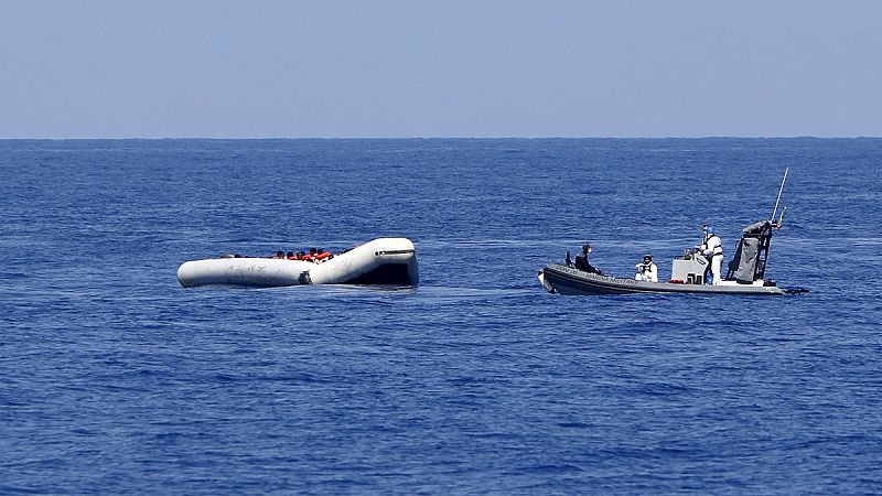Una lancha del barco italiano "Francesco Mimbelli" rescata a varias personas de una barca hinchable frente a la costa de Libia, el 6 de agosto. REUTERS/Darrin Zammit Lupi