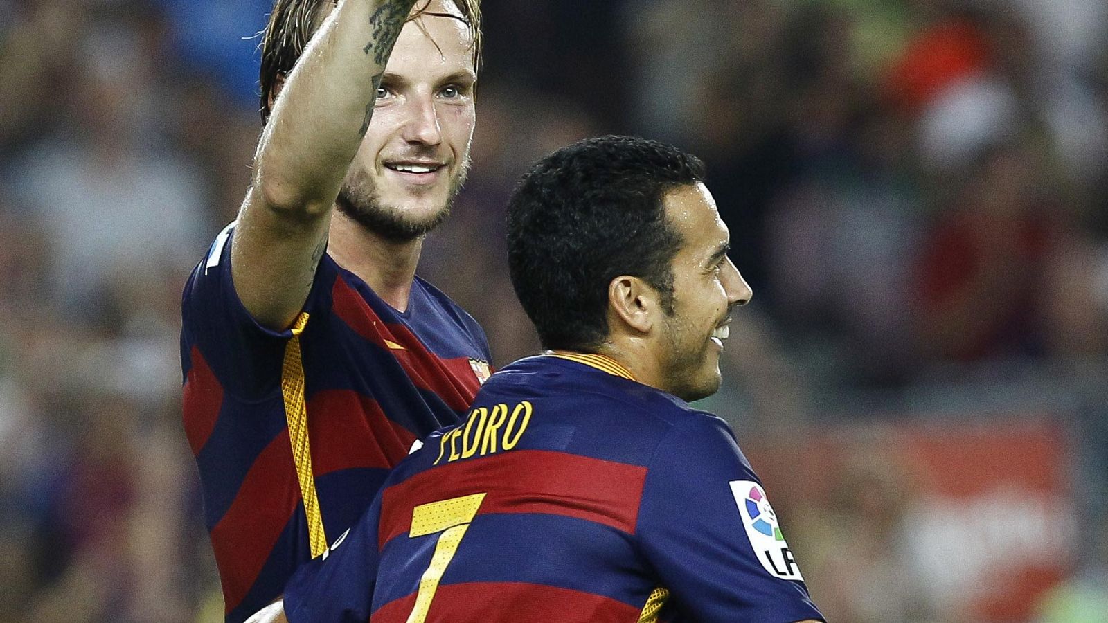 El delantero del FC Barcelona Pedro Rodríguez celebra con Rakitic el gol de este en el Gamper