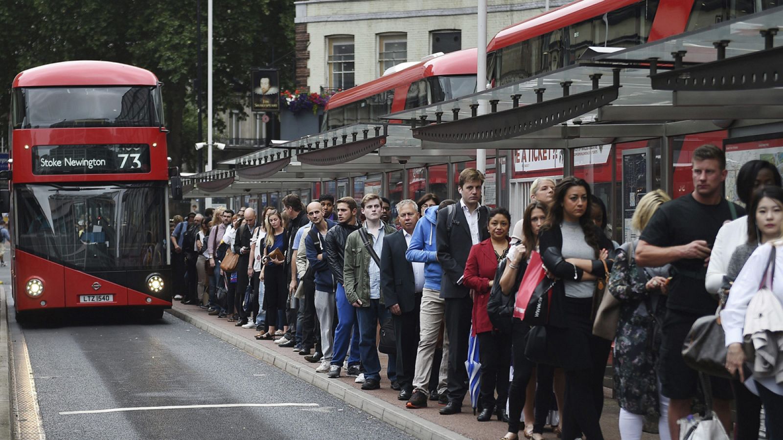 Una multitud de peatones esperan su autobús en Londres