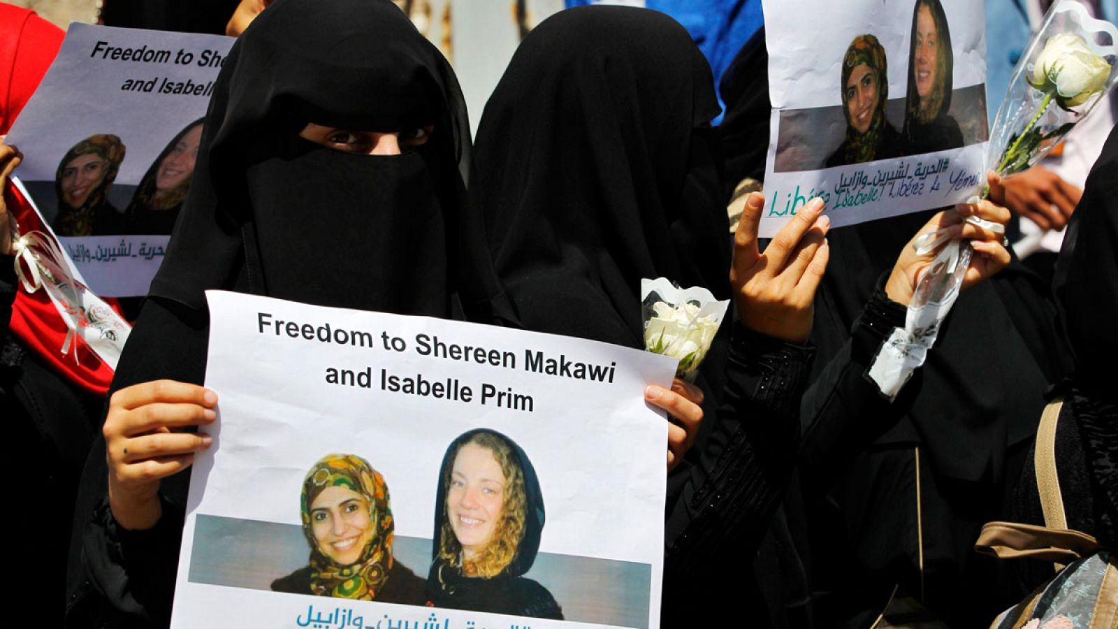 Un grupo de activistas participan en una manifestación con pancartas de la francesa Isabelle Prime, y su compañera yemení, Shireen Makkawi, pidiendo su liberación frente al Comisionado de Derechos Humanos de las Naciones Unidas en Saná, Yemen.