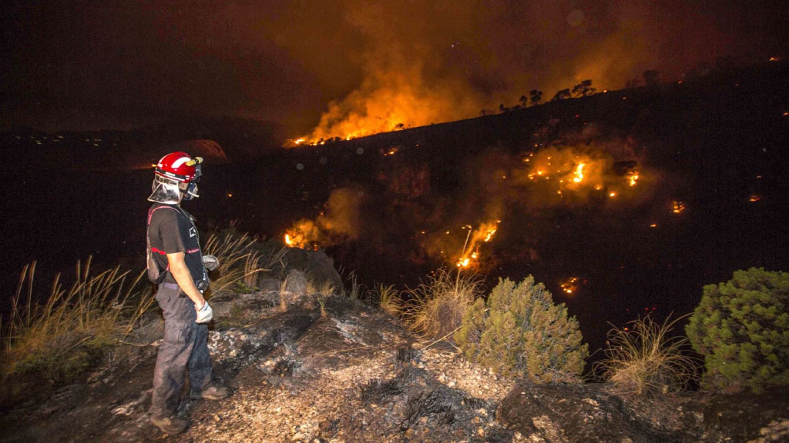 Un bombero en el incendio forestal en el Cañón de Almadenes, en la localidad murciana de Cieza