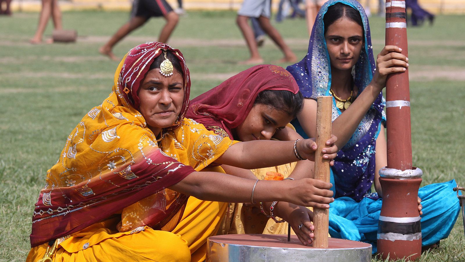 Foto de archivo: mujeres indias cocinando para celebrar el día de la Independencia