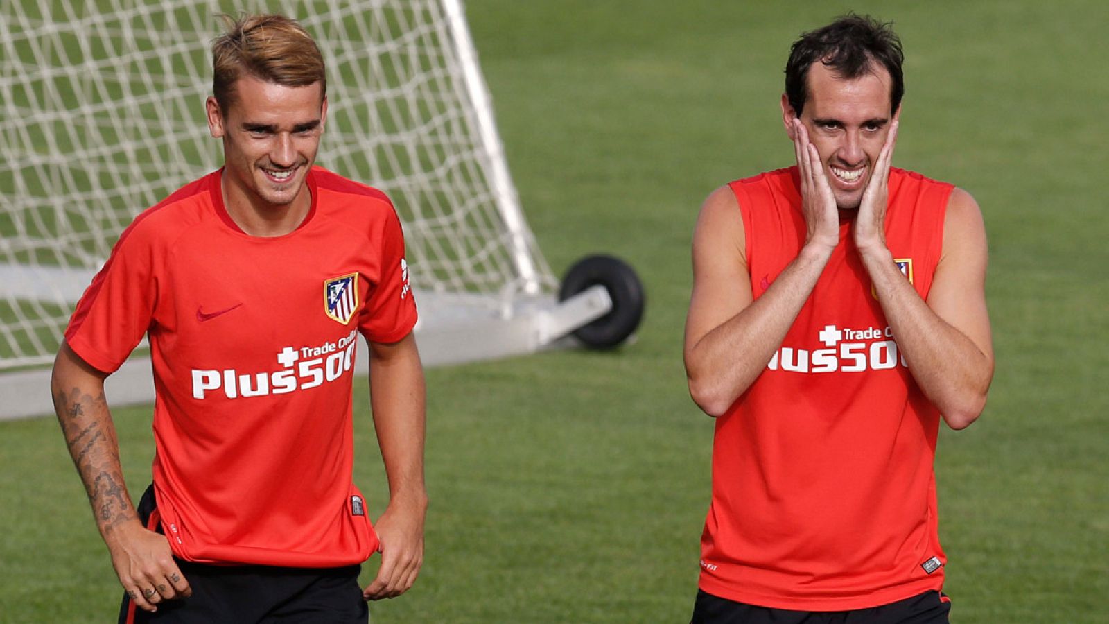 Los jugadores del Atlético de Madrid, el francés Antoine Griezmann (i) y el uruguayo Diego Godín.