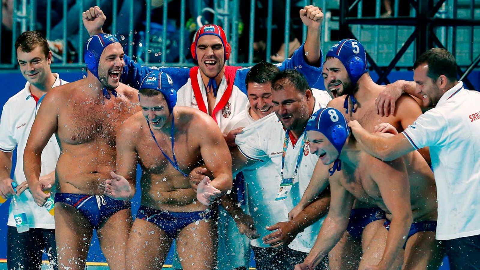 Los jugadores de la selección serbia celebran el oro conseguido en Kazán.