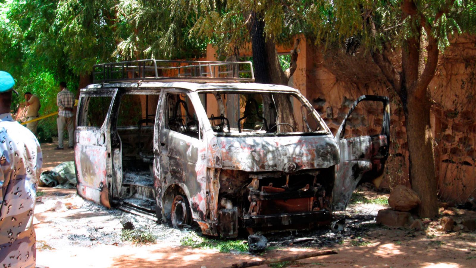 Una furgoneta quemada frente a la entrada del Hotel Byblos, en la ciudad maliense de Mopti.