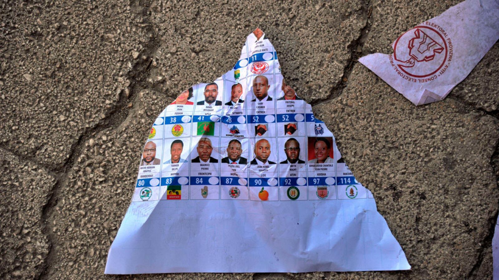 Pedazo de una papeleta a la salida de un colegio electoran en Puerto Príncipe (Haití).