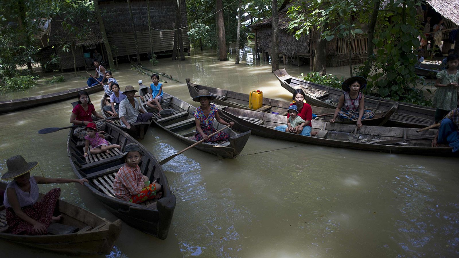 Afectados por las inundaciones en Kyouk Taing, en la región de Irrawaddy, en Birmania (Myanmar)