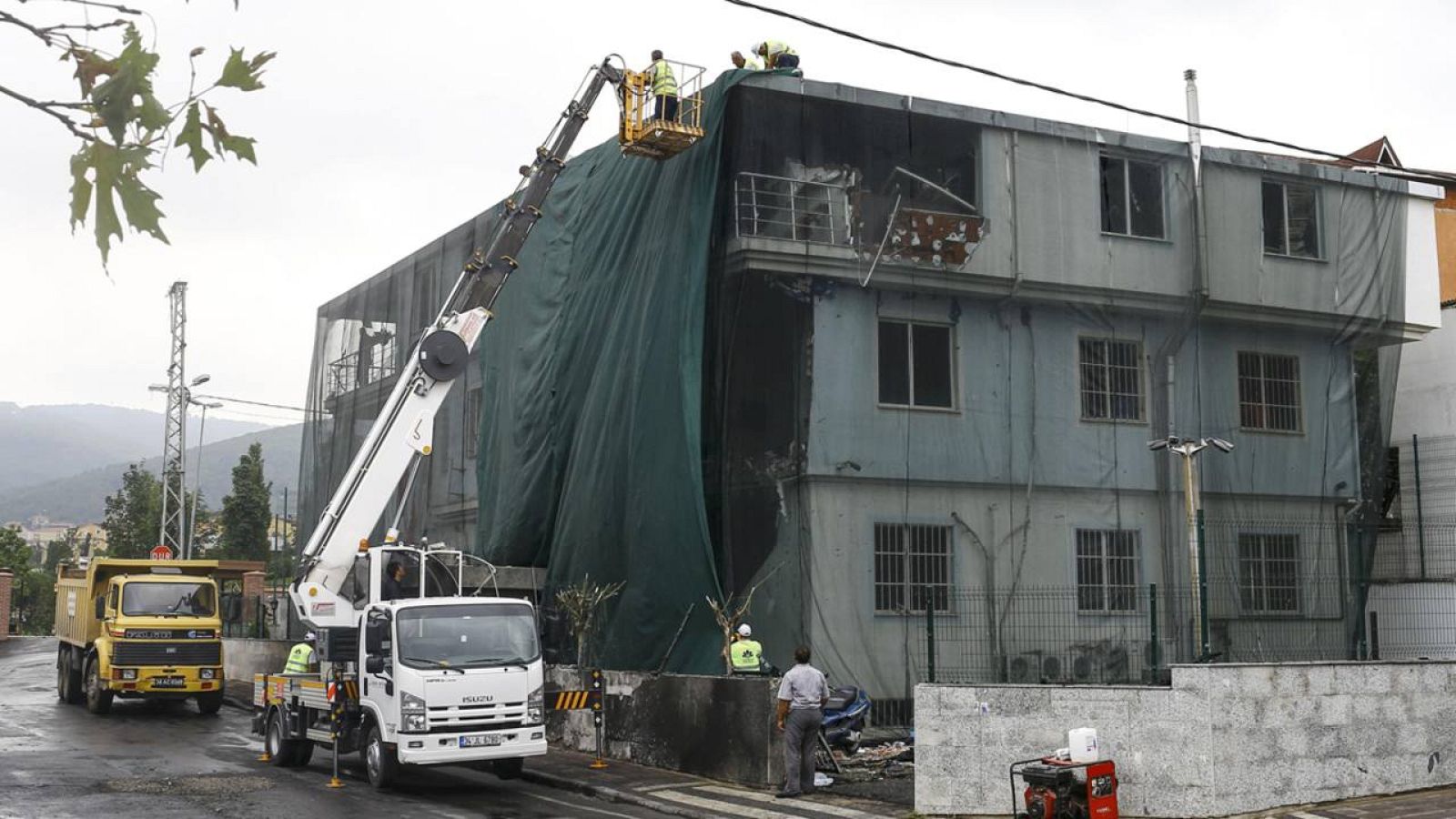 Fachada de la comisaría de policía en el distrito de Sultanbeyli después del atentado.