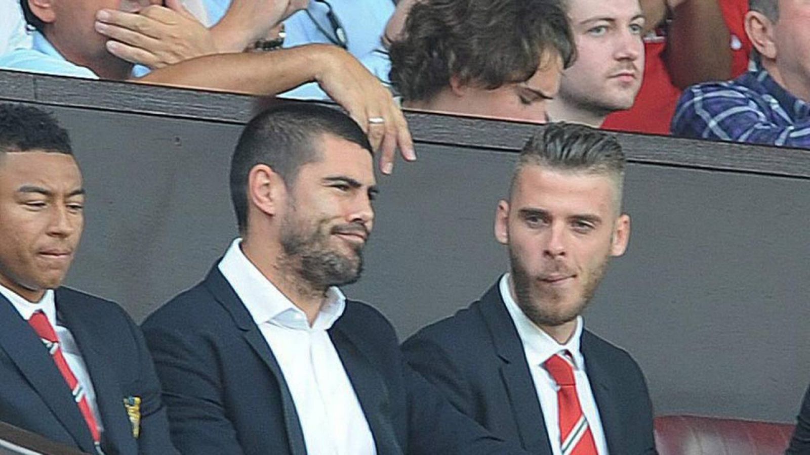 Víctor Valdés, en la grada de Old Trafford junto a De Gea