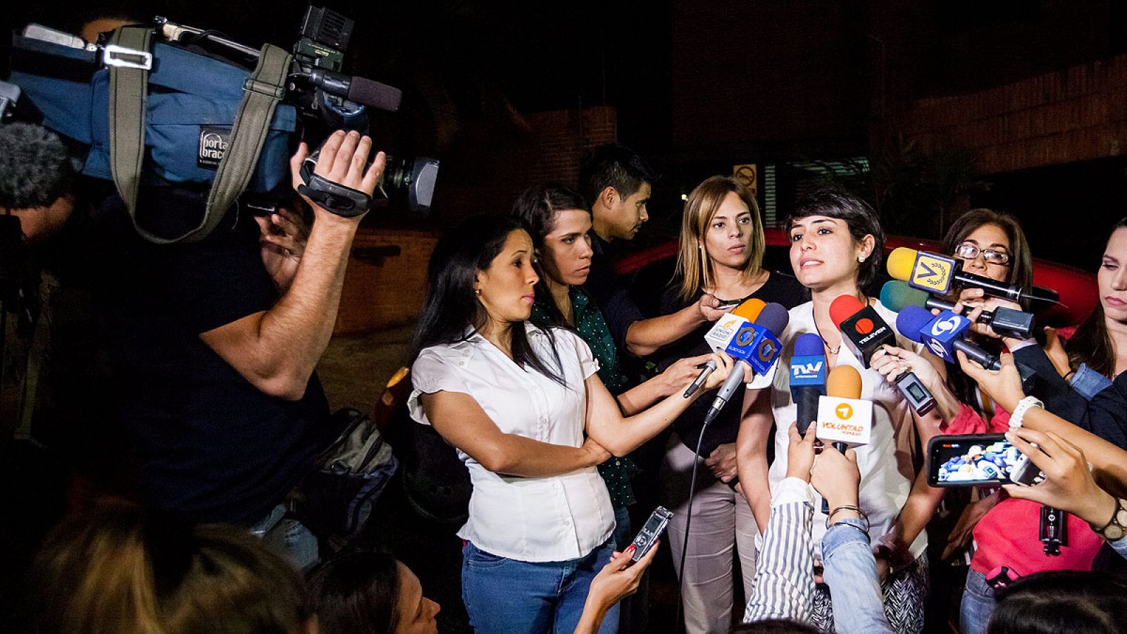 La esposa del ex alcalde de San Cristobal Daniel Ceballos, Patricia Gutiérrez, habla a la prensa en su domicilio de Caracas, Venezuela