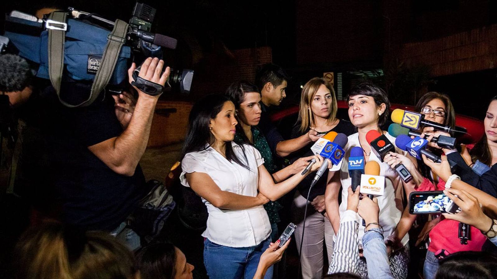 La esposa del ex alcalde de San Cristobal Daniel Ceballos, Patricia Gutiérrez, habla a la prensa en su domicilio de Caracas, Venezuela