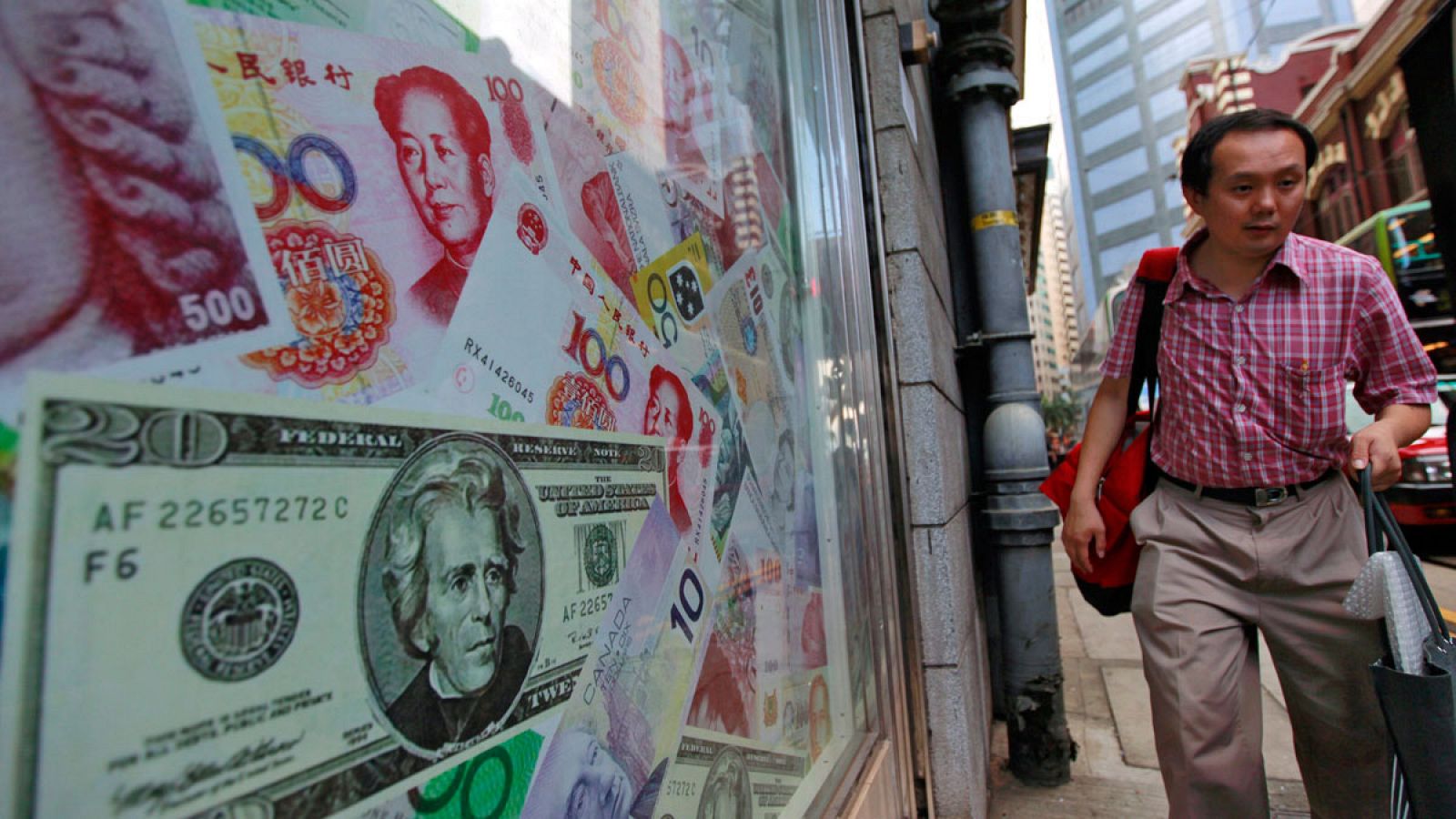 Imagen de archivo de una oficina de intercambio de divisas en Hong Kong.
