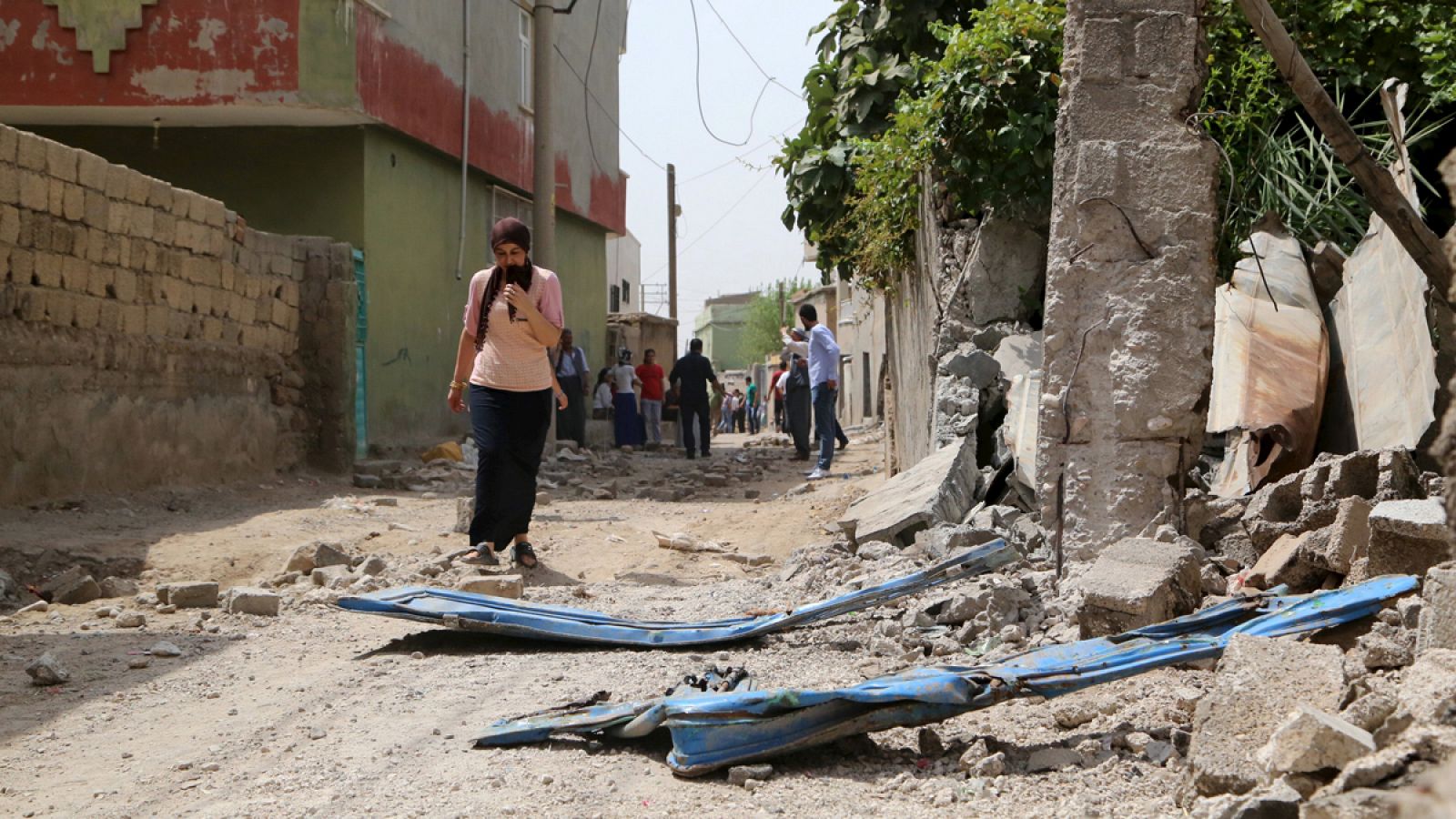 Una mujer camina en el pueblo turco de Silopi, escenario de los últimos ataques del PKK