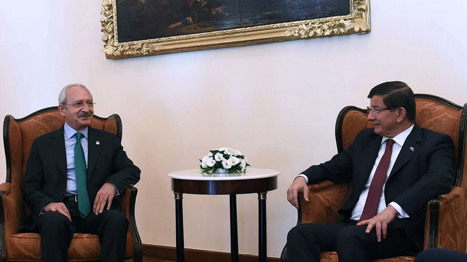Los líderes políticos turcos Kemal Kilicdaroglu y Ahmet Davutoglu