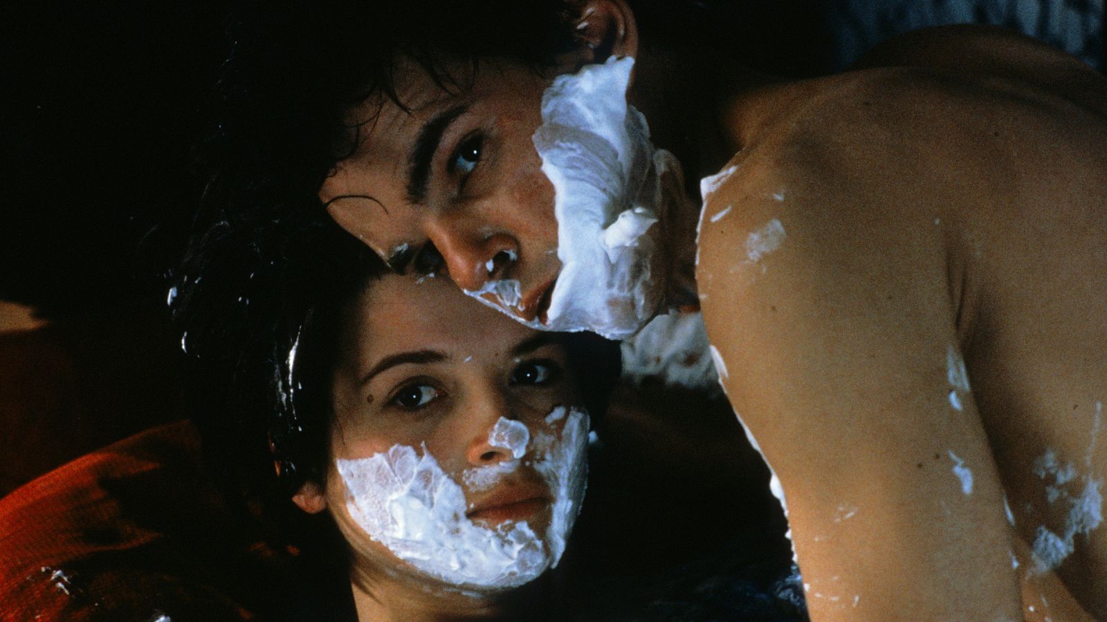 Denis Lavant y Juliette Binoche, en una escena de 'Mala sangre'