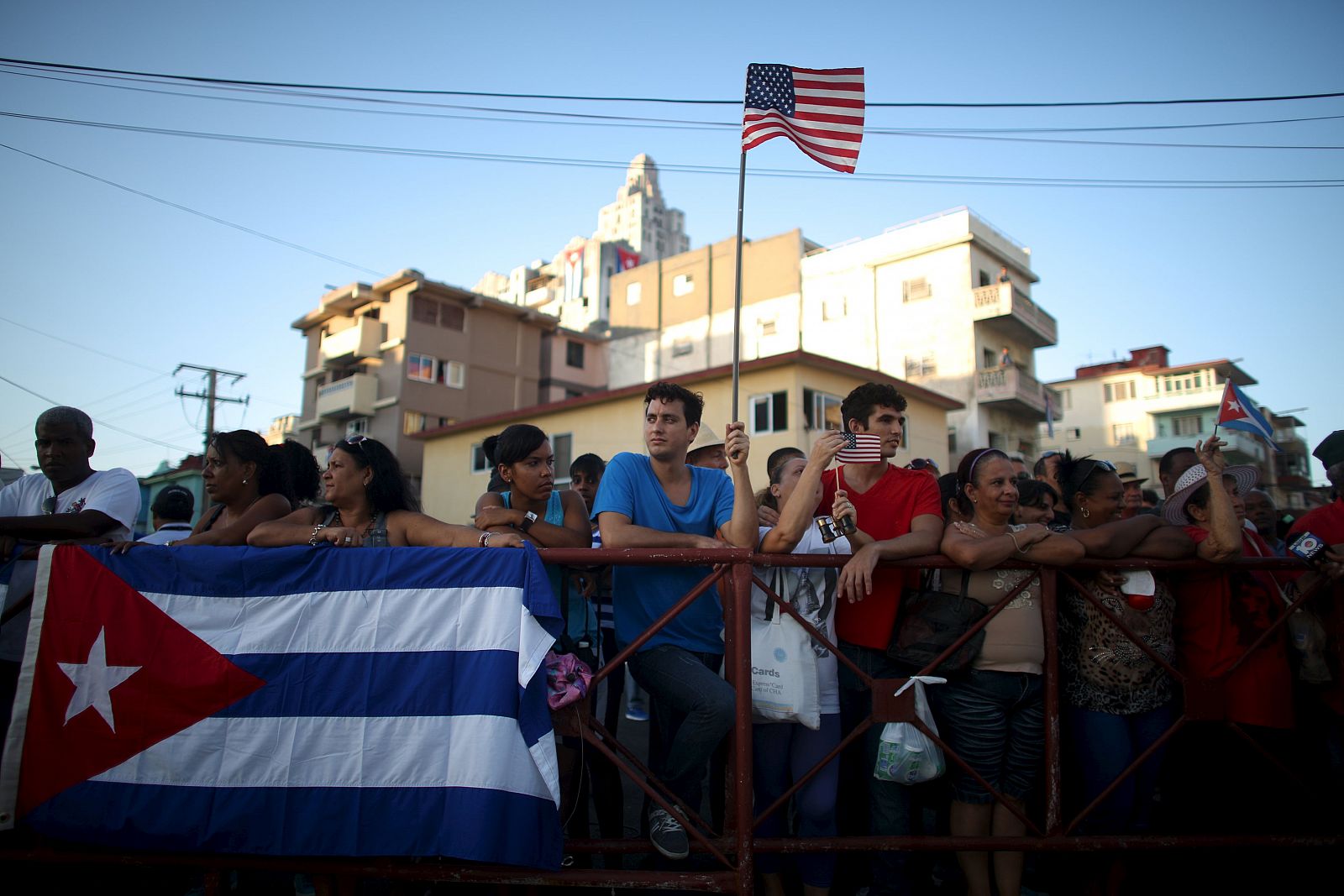 Público en la calle durante la reapertura de la embajada de EE.UU. en Cuba el 14 de agosto.
