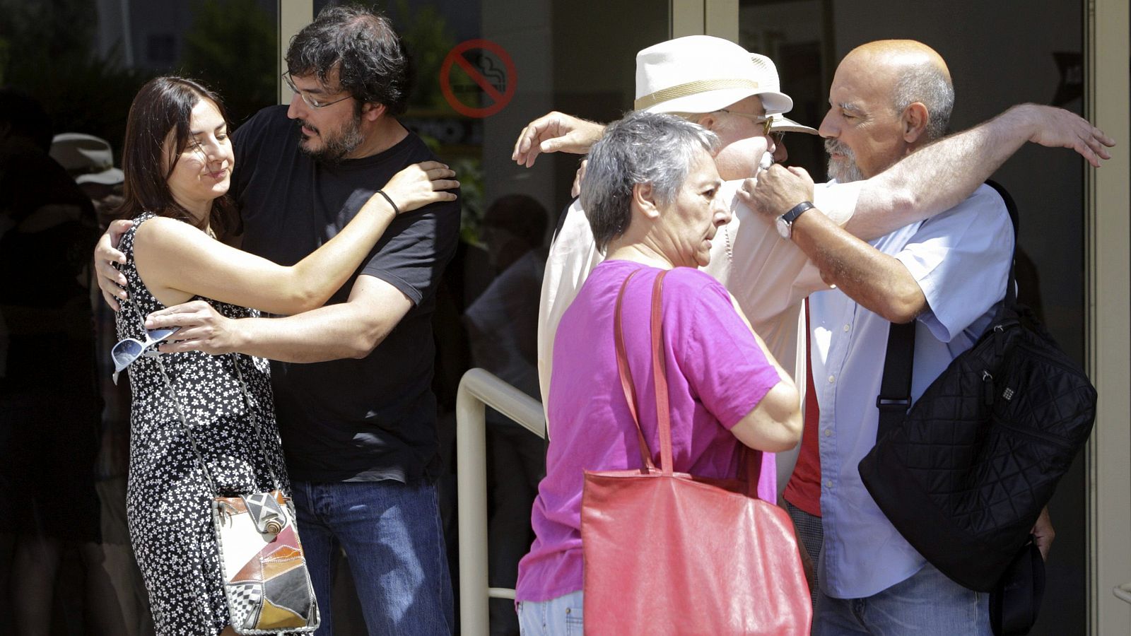 Familiares y amigos a la entrada de la capilla ardiente para dar su último adiós a Chirbes