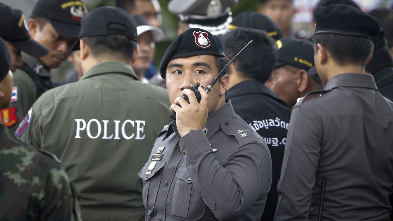 Policías tailandeses comprueban en Bangkok el lugar donde se ha lanzado una segunda bomba