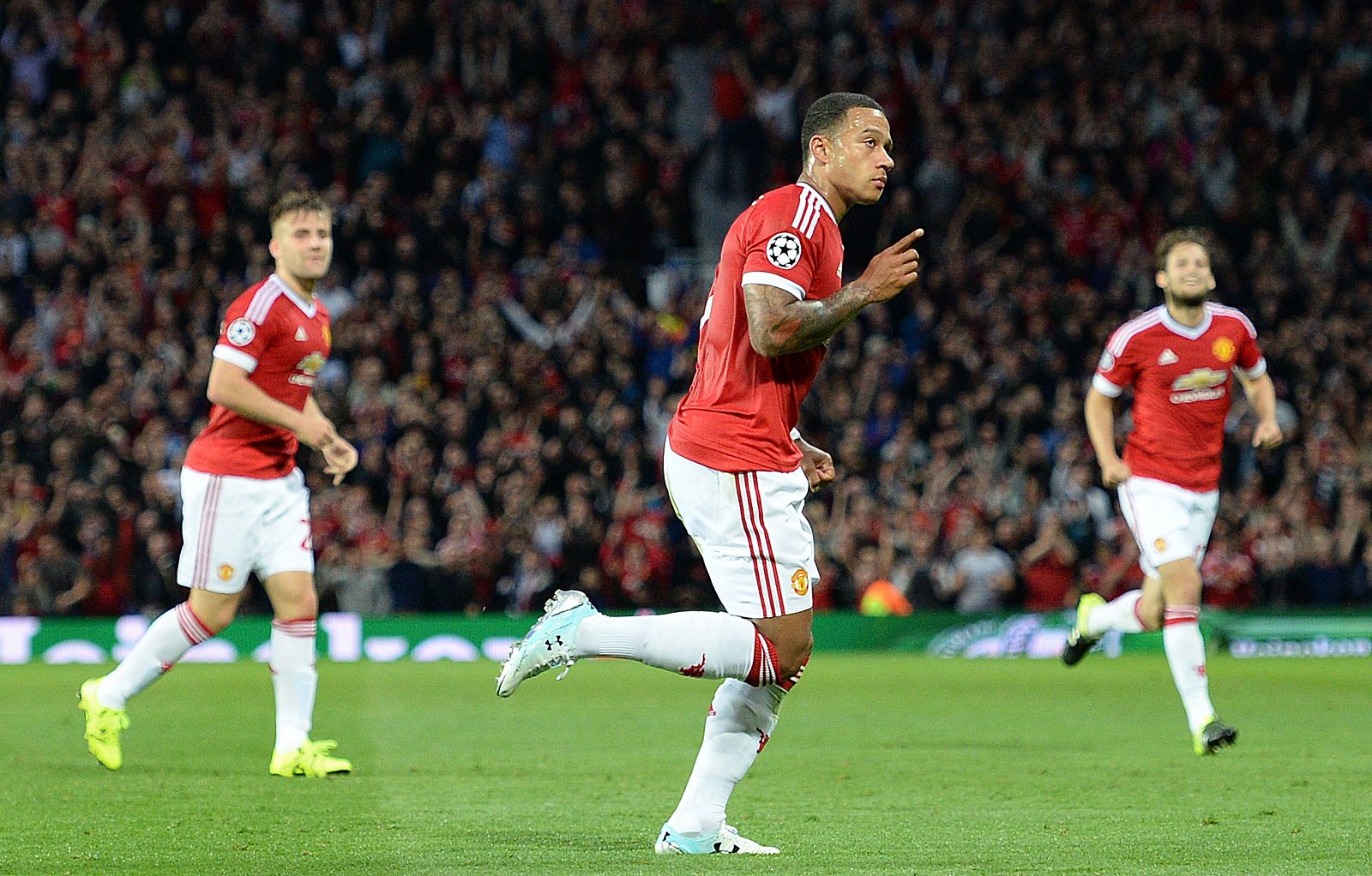 Memphis Depay celebra uno de sus goles en Old Trafford.