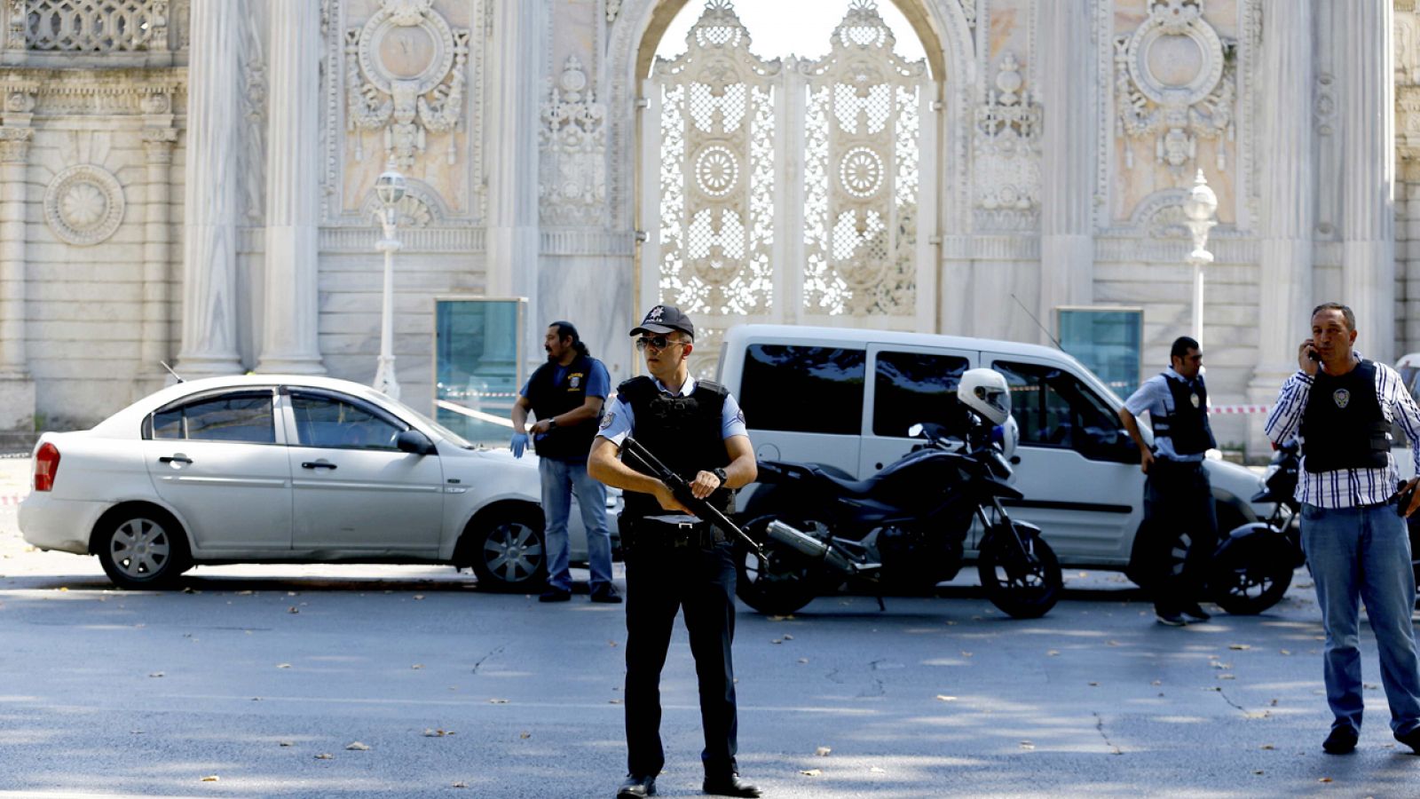 La policía turca acordona las inmediaciones del palacio de Dolmabahçe de Estambul tras un ataque armado.