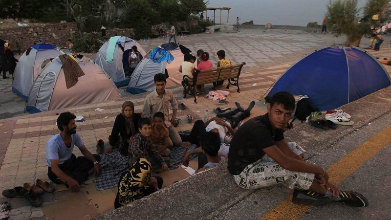 Reugiados afganos descansan en el puerto de Mytilini, en la en la Isla de Lesbos, Grecia