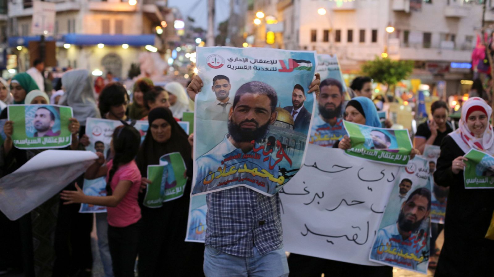 Manifestantes palestinos portan un retrato de Mohamed Allan, detenido y en huelga de hambre