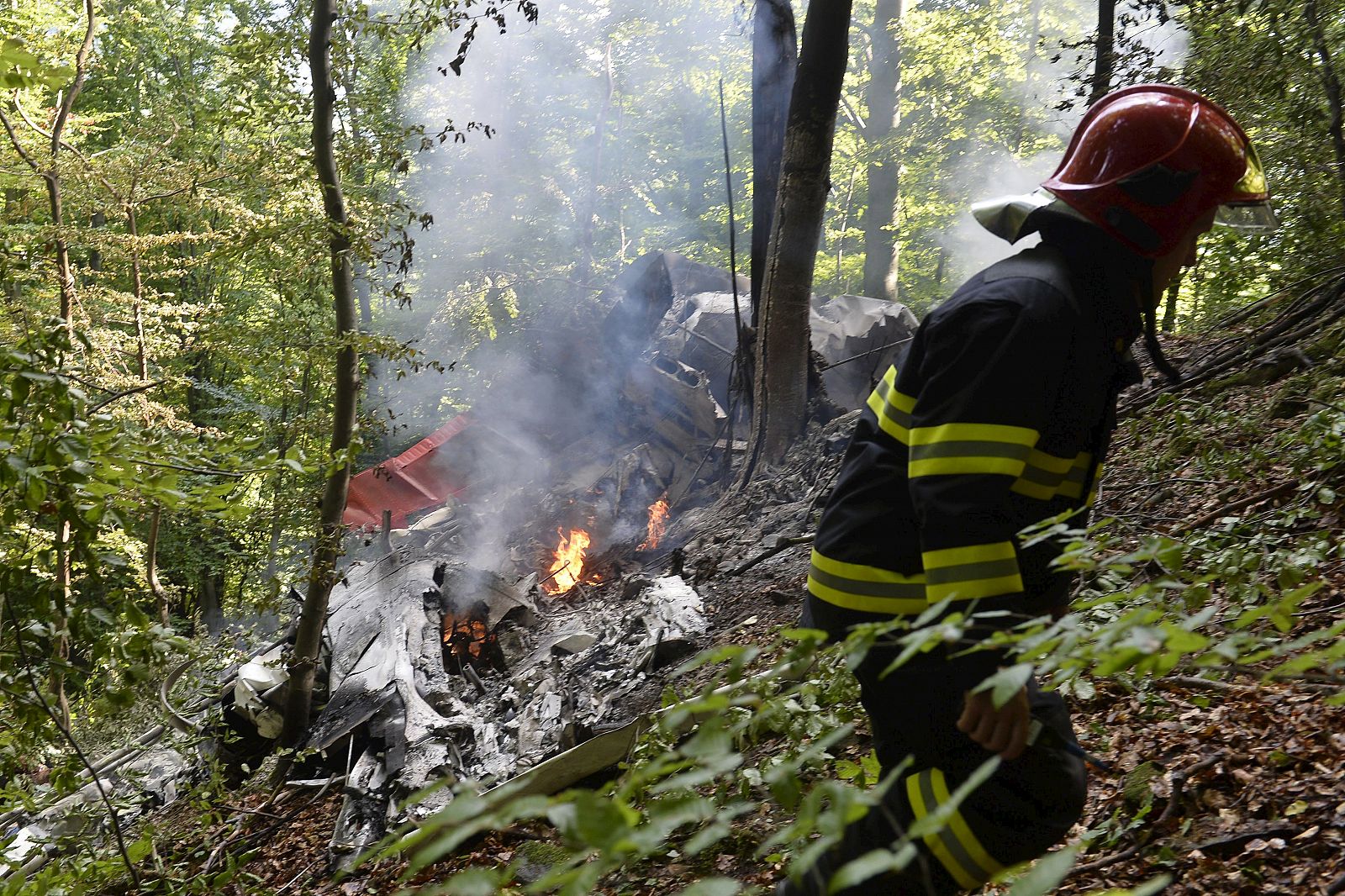 Un bombero inspecciona el lugar donde se han estrellado dos aviones en Cerveny Kamen, Eslovaquia.