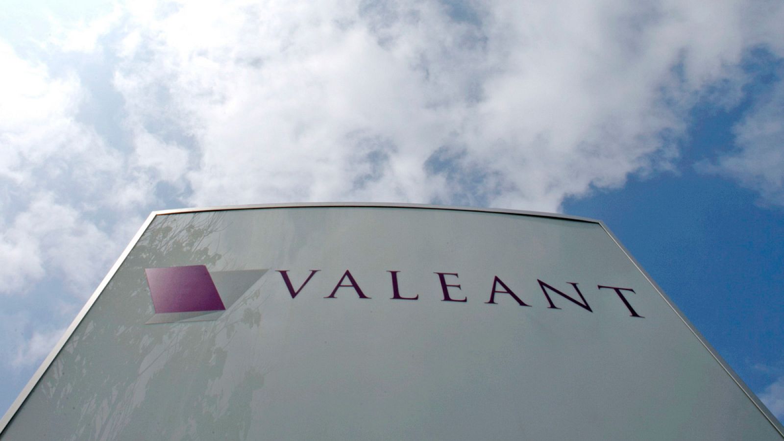 El logo de Valeant en la sede de la compañía en Laval, Canadá