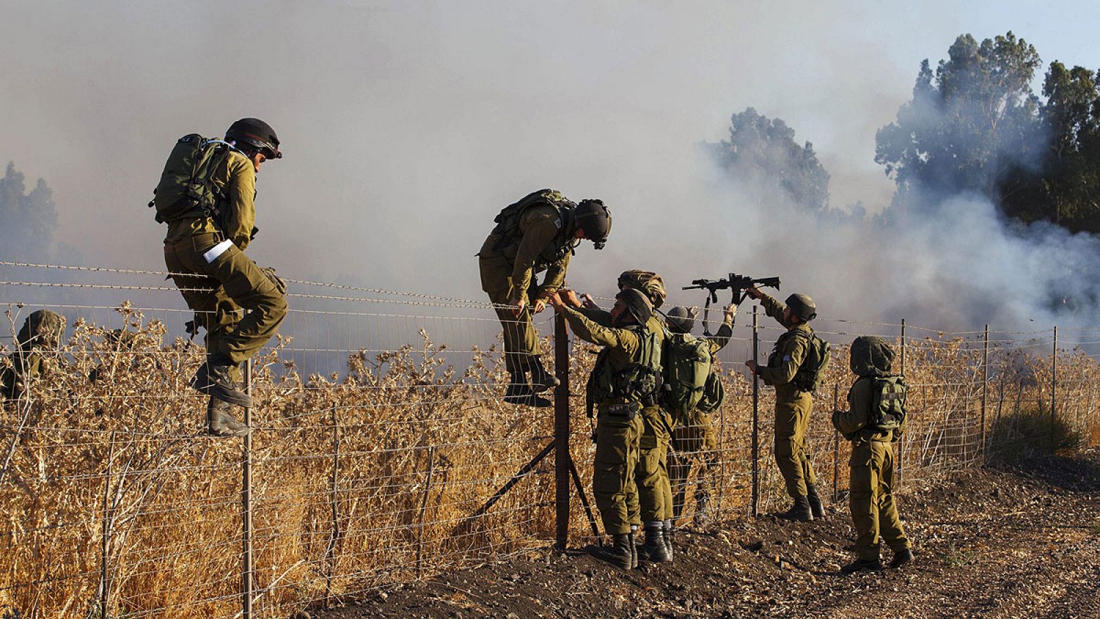Soldados israelíes inspeccionan el lugar donde cayeron los cuatro misiles sirios