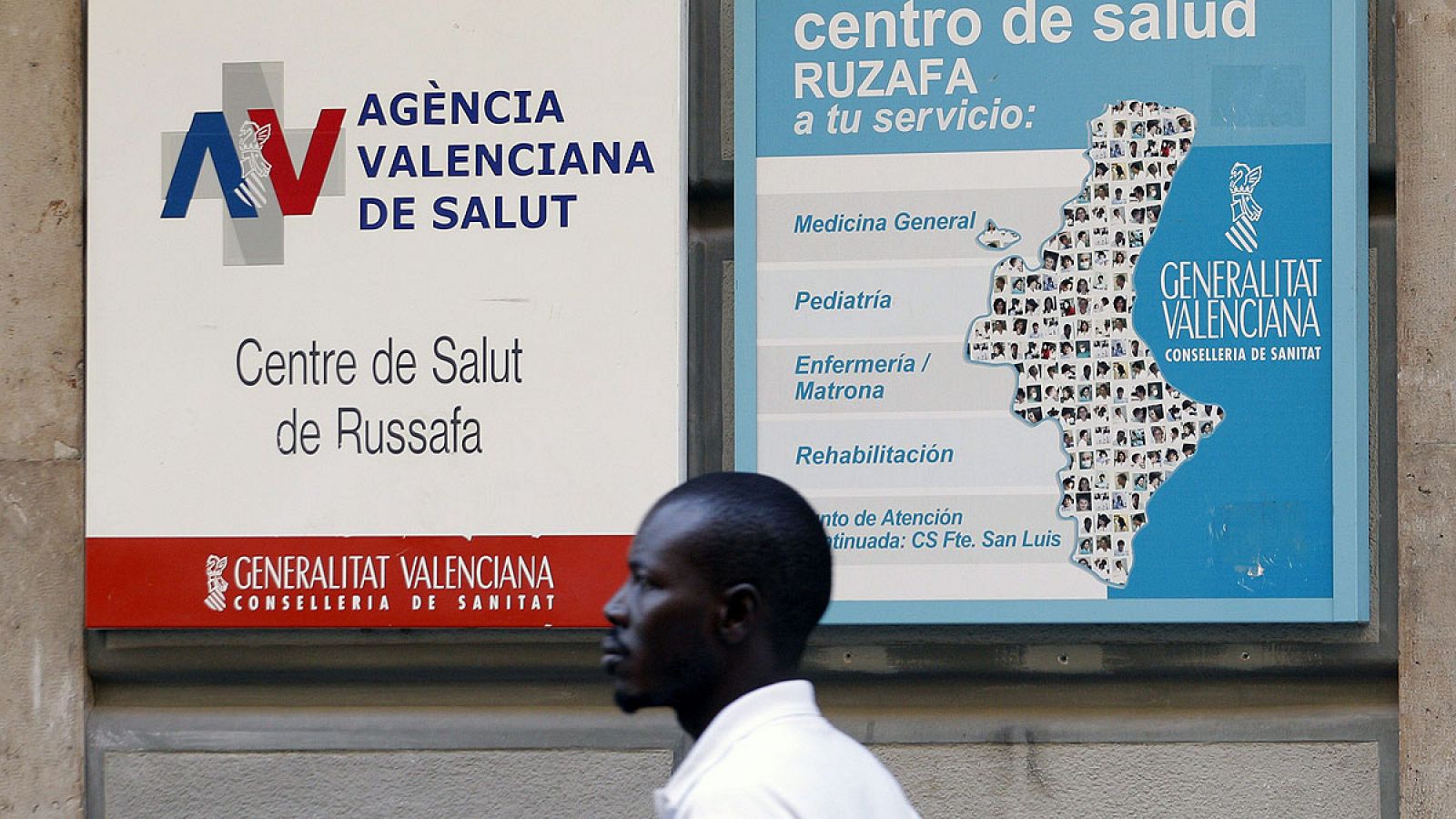 Un hombre  inmigrante pasa ante el centro de Salud de Ruzafa, en Valencia