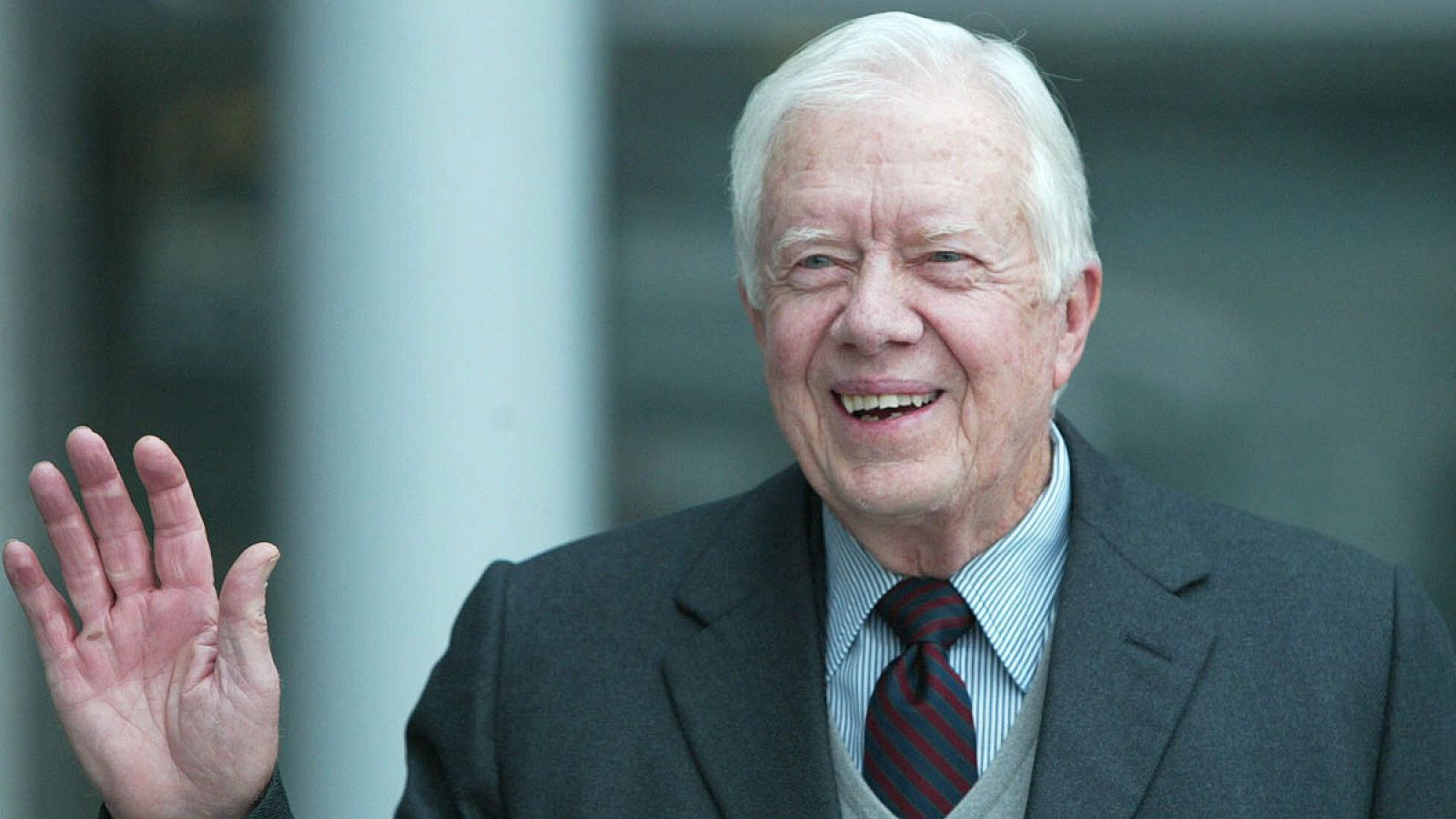 Jimmy Carter saluda a su llegada a Oslo en 2002 para recibir el Premio Nobel de la Paz