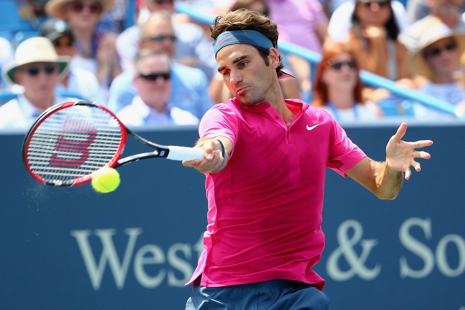 Roger Federer devuelve una pelota en la final ante Djokovic.