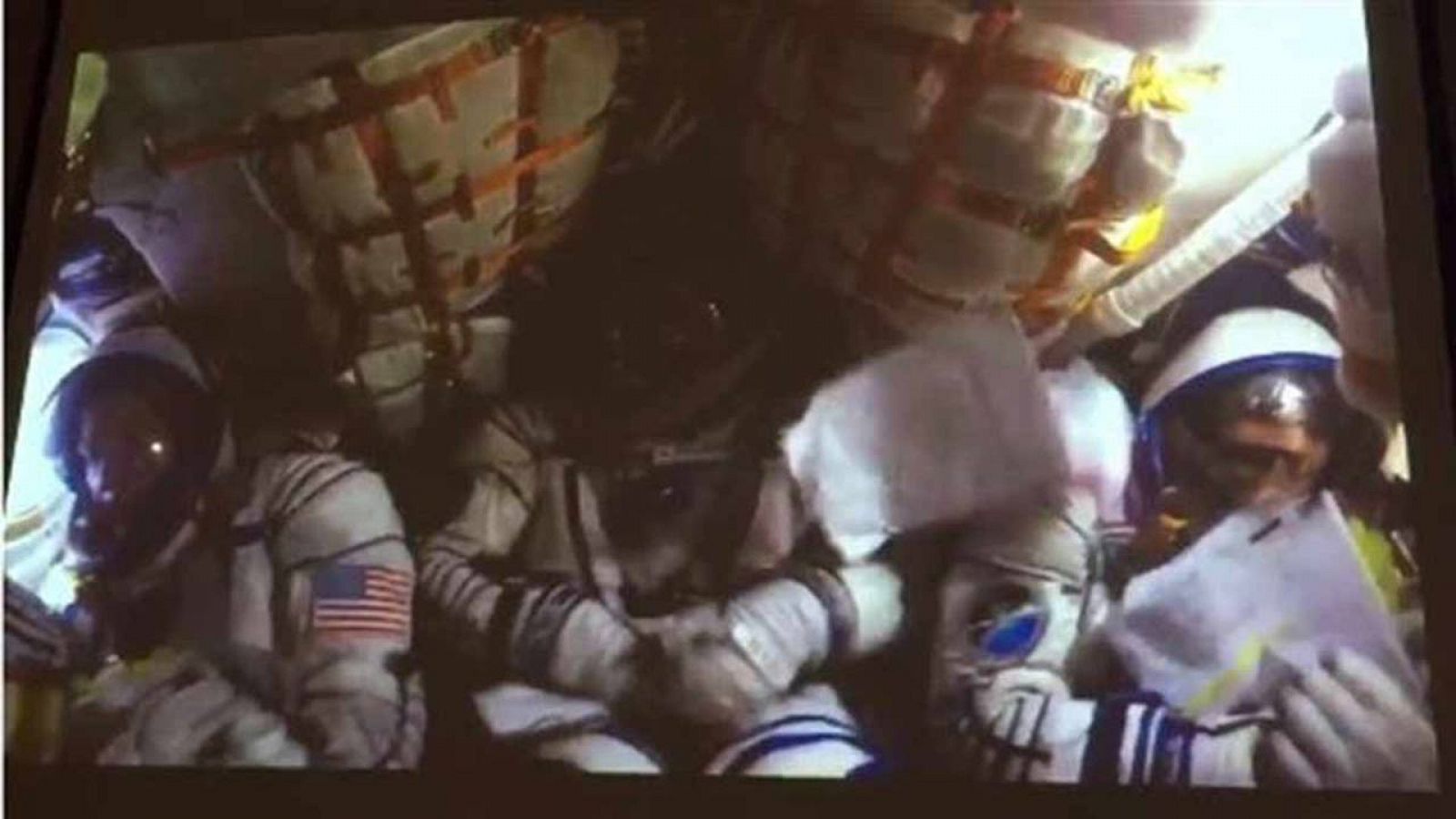 Un video muestrala llegada de tres astronautas de la ISS desde el interior de la Soyuz